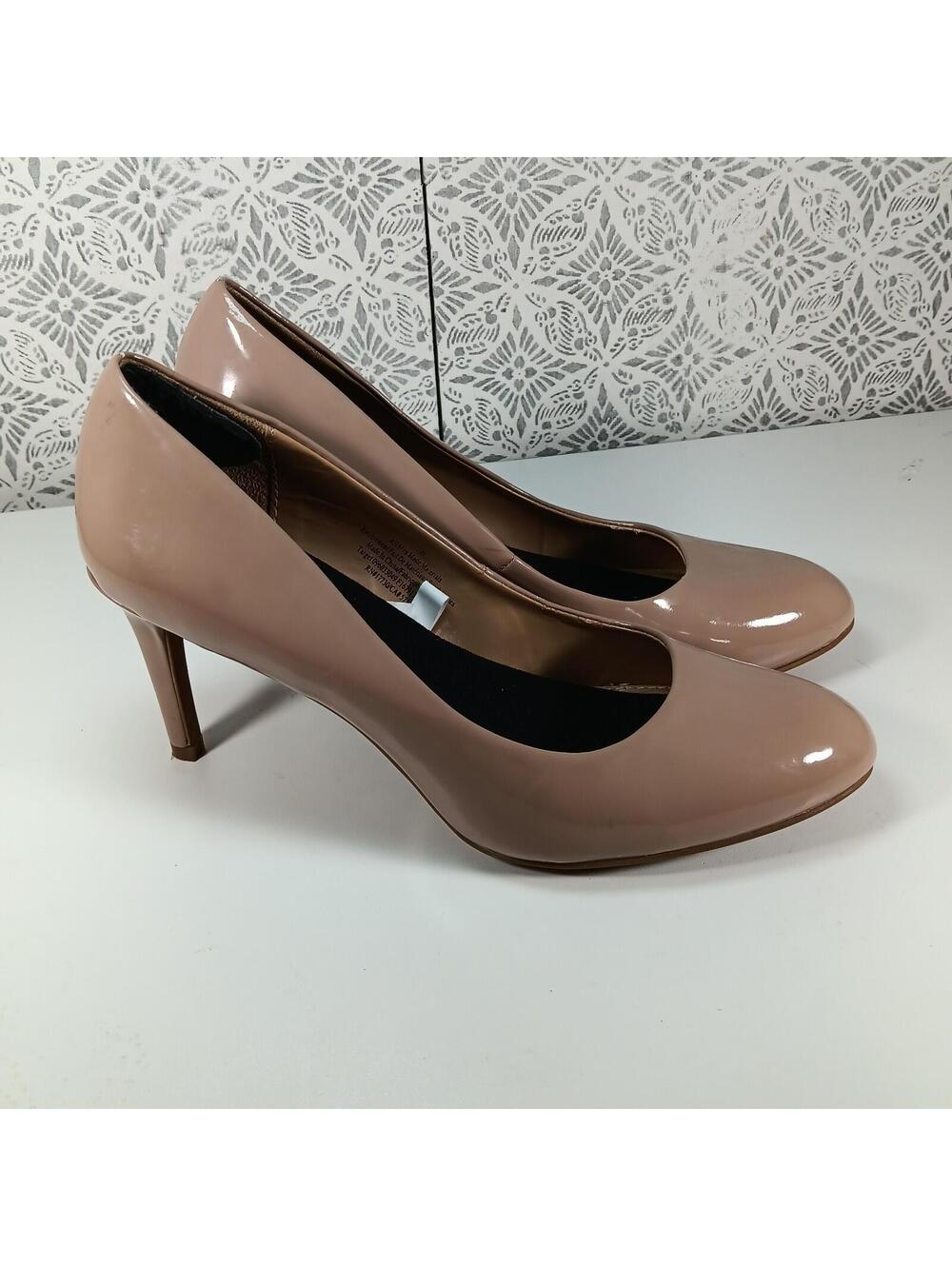 Beige PATENT LEATHER 3"HEELS pump size 8